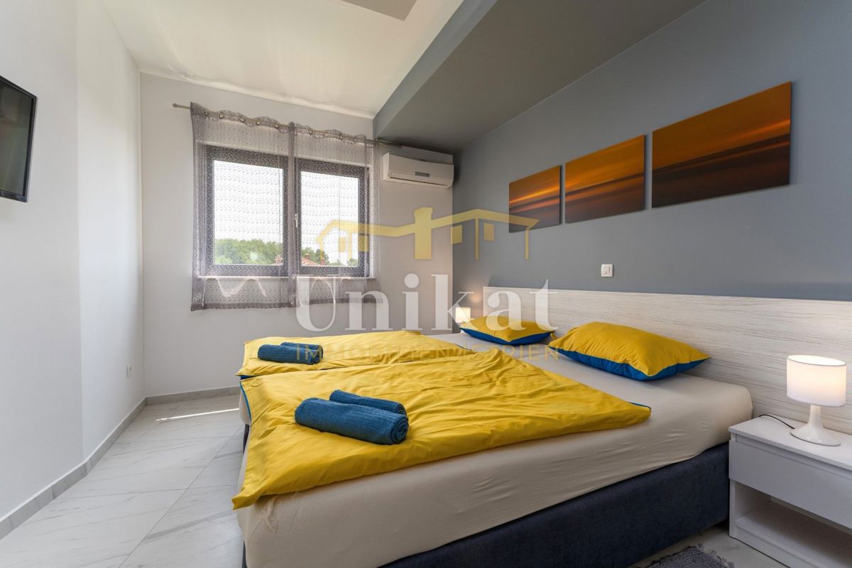 Moderna dvojna hiša s bazenom in pogledom na morje